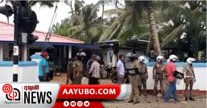අඟුලාන පොලිසියට ගම්මුන්ගෙන් ප්‍රහාරයක්  - පොලීසියෙන් කඳුළු ගෑස්