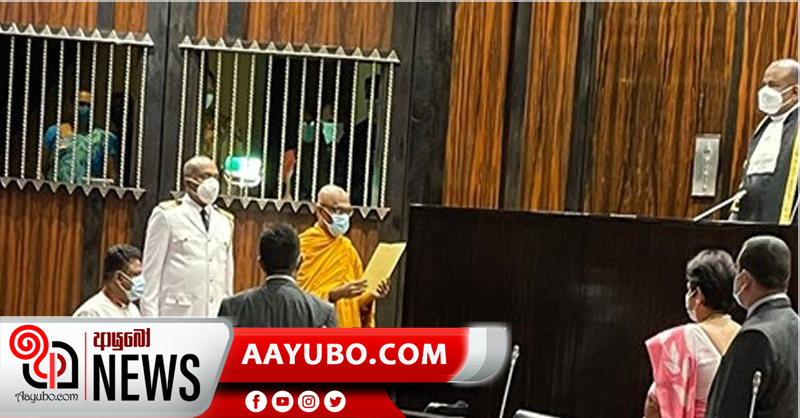 පුජ්‍ය අතුරලියේ රතන හිමියන් පාර්ලිමේන්තු මන්ත්‍රී ධුරයේ දිවුරුම් දෙයි