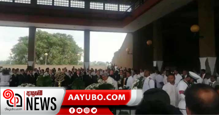 හිටපු අගමැති දී.මු ගේ දේහයට ජනපති අවසන් ගෞරව දක්වයි