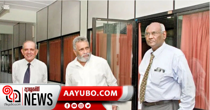 නිරෝධායනයේ සිටින දියණිය රැගෙන මහාචාර්ය හූල් මැතිවරණ කොමිසමට ඇවිත්.. සේවක විරෝධය මැද ගෙදර යයි
