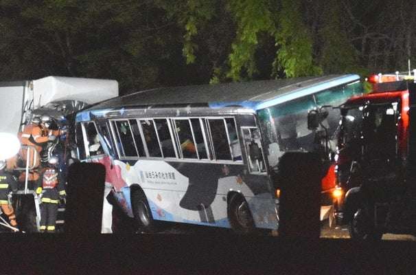 ටොහෝකු අධිවේගී මාර්ගයේ බසයක් සහ ට්‍රක් රථයක් ගැටේ
