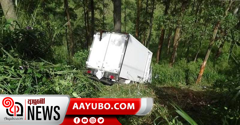 ලොරි රථයක් ඩෙවන් ඇල්ල ප්‍රපාතයට පෙරෙළෙයි