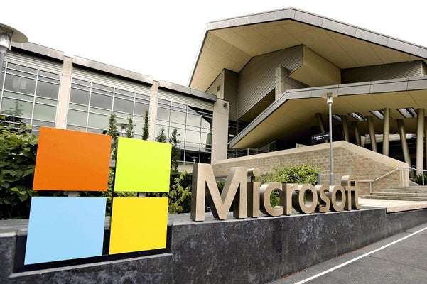Microsoft සේවකයින්ගේ වැටුප් වැඩිවීම් කල් දැමීමට සැරසේ