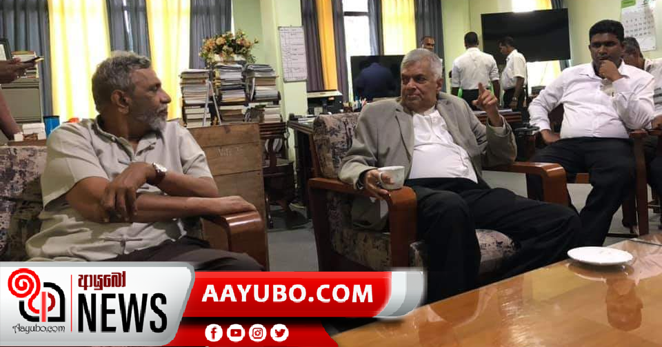අගමැති මැකො සභාපති සමග තේ පැන් සංග්‍රහයක