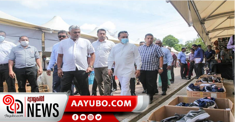 'ගන්න අපේ දේ' පාවහන් සල්පිල දියත උයනේ දී  (PHOTOS)