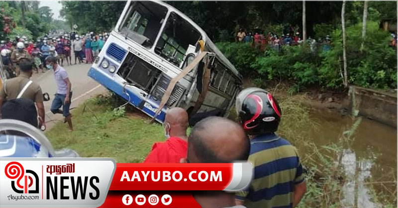 පරාක්‍රම සමුද්‍රයේ ඇළකට බස් රථයක් පෙරළෙයි (PHOTOS)